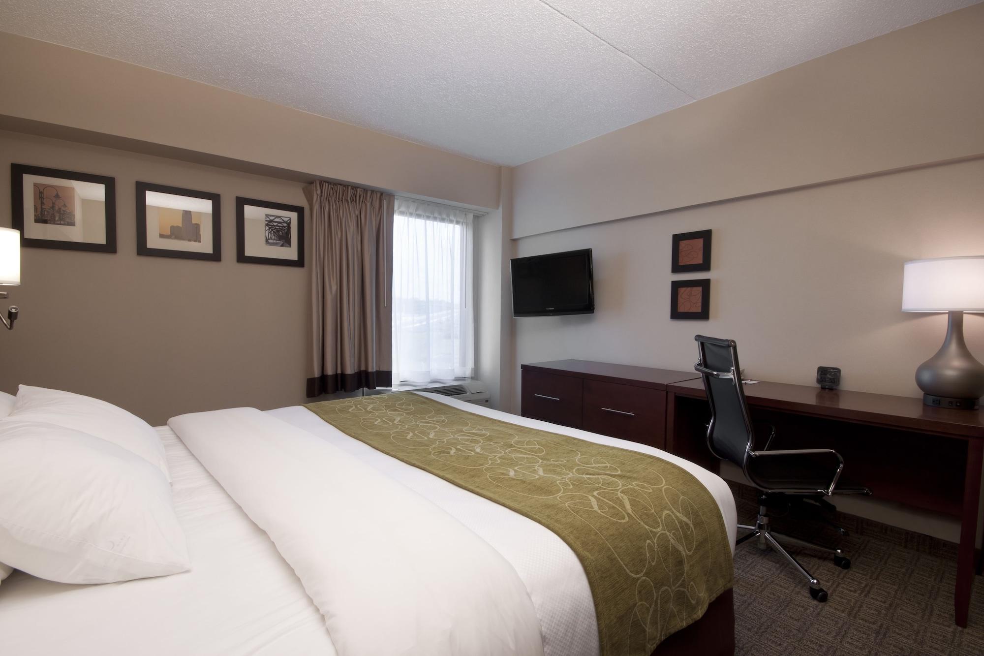 Comfort Suites At Woodbridge Avenel Exterior photo