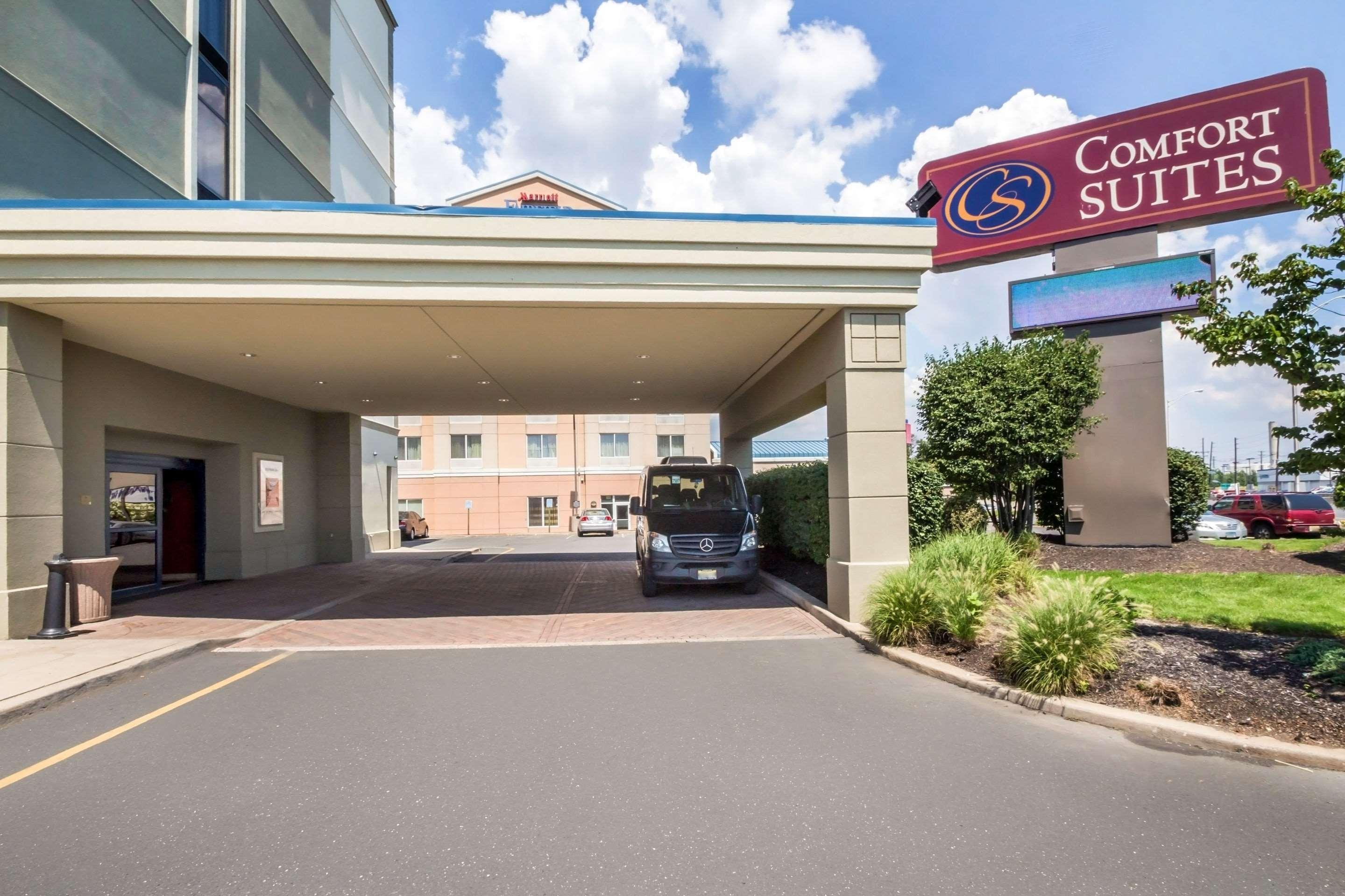Comfort Suites At Woodbridge Avenel Exterior photo