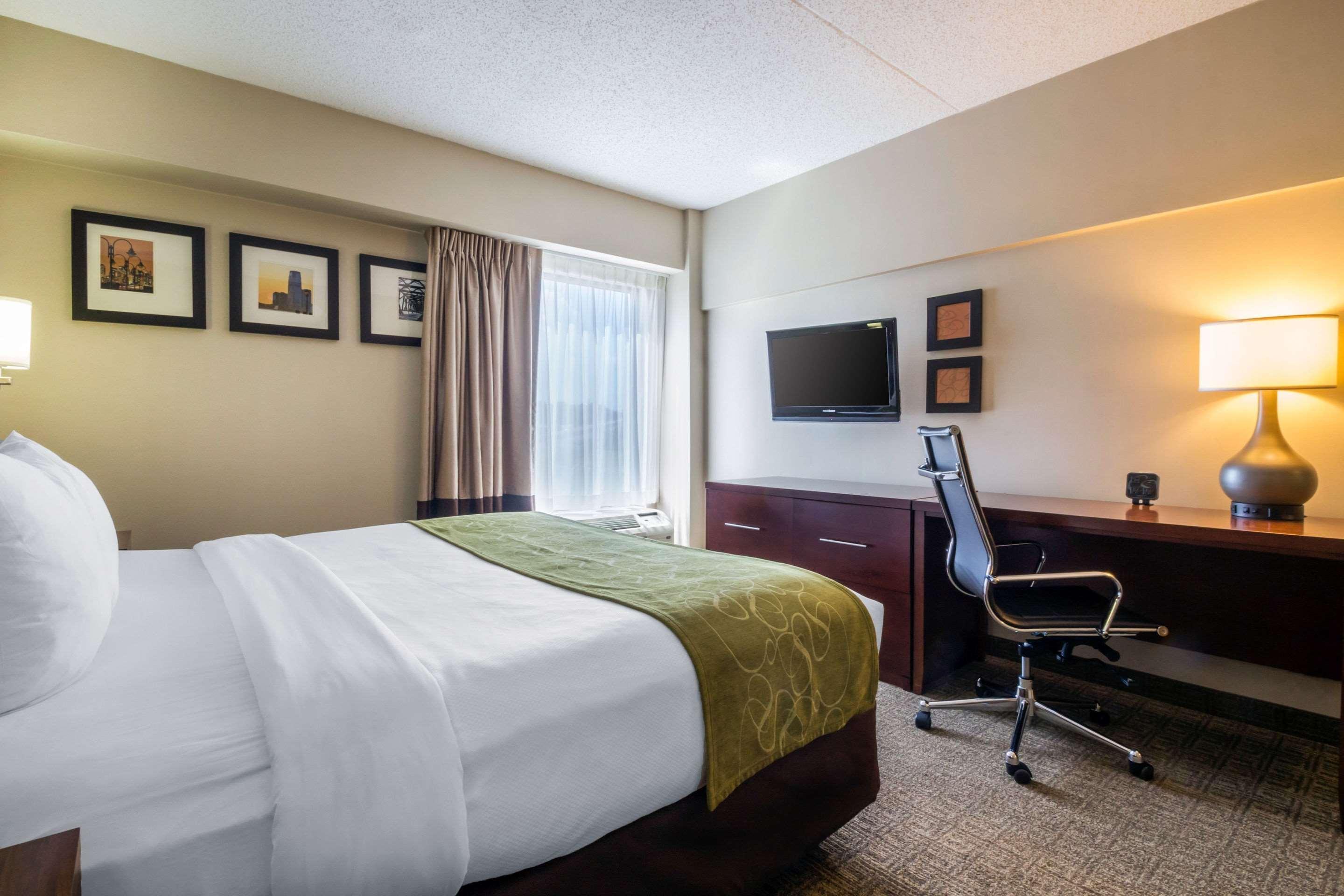 Comfort Suites At Woodbridge Avenel Exterior photo