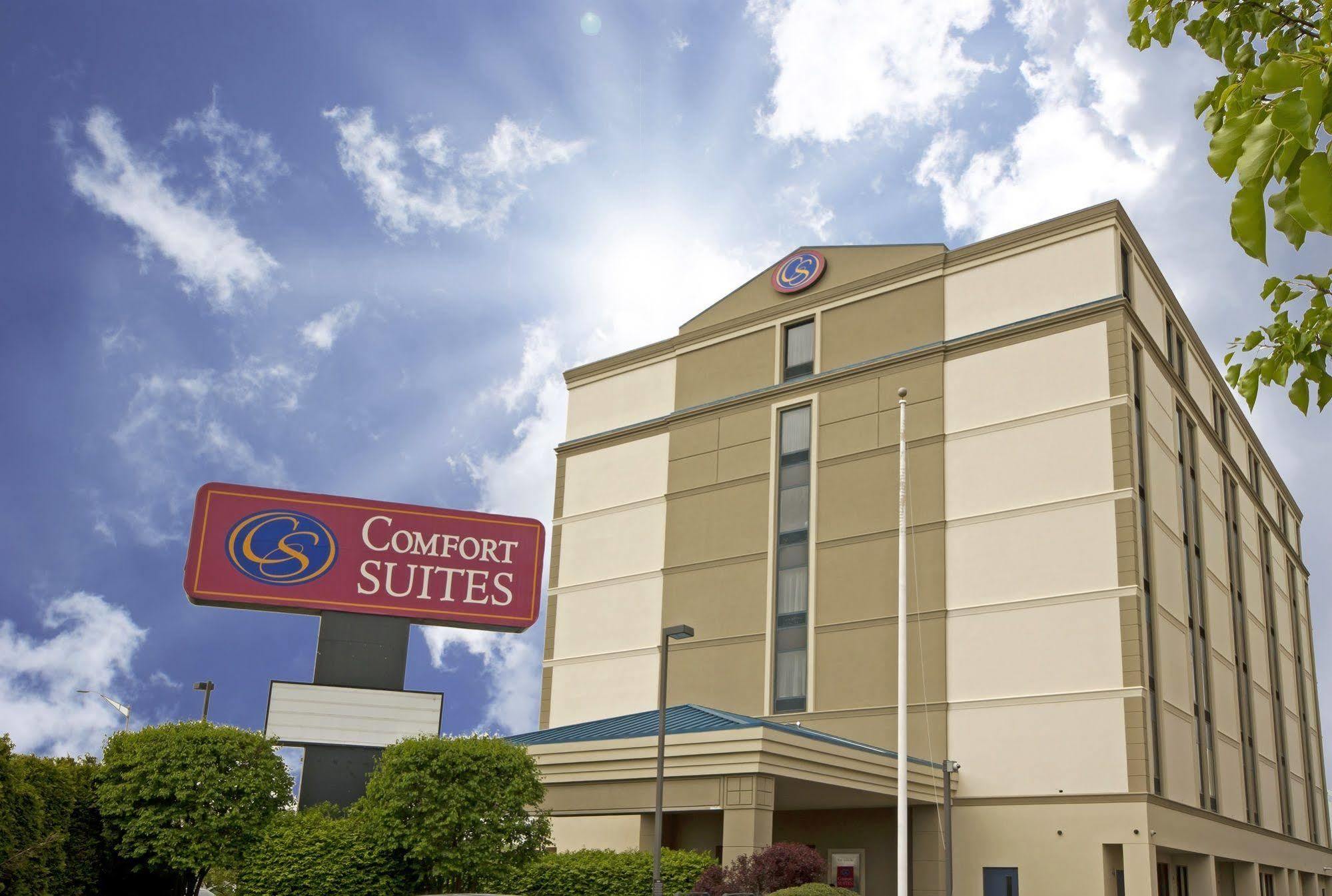 Comfort Suites At Woodbridge Avenel Exterior photo