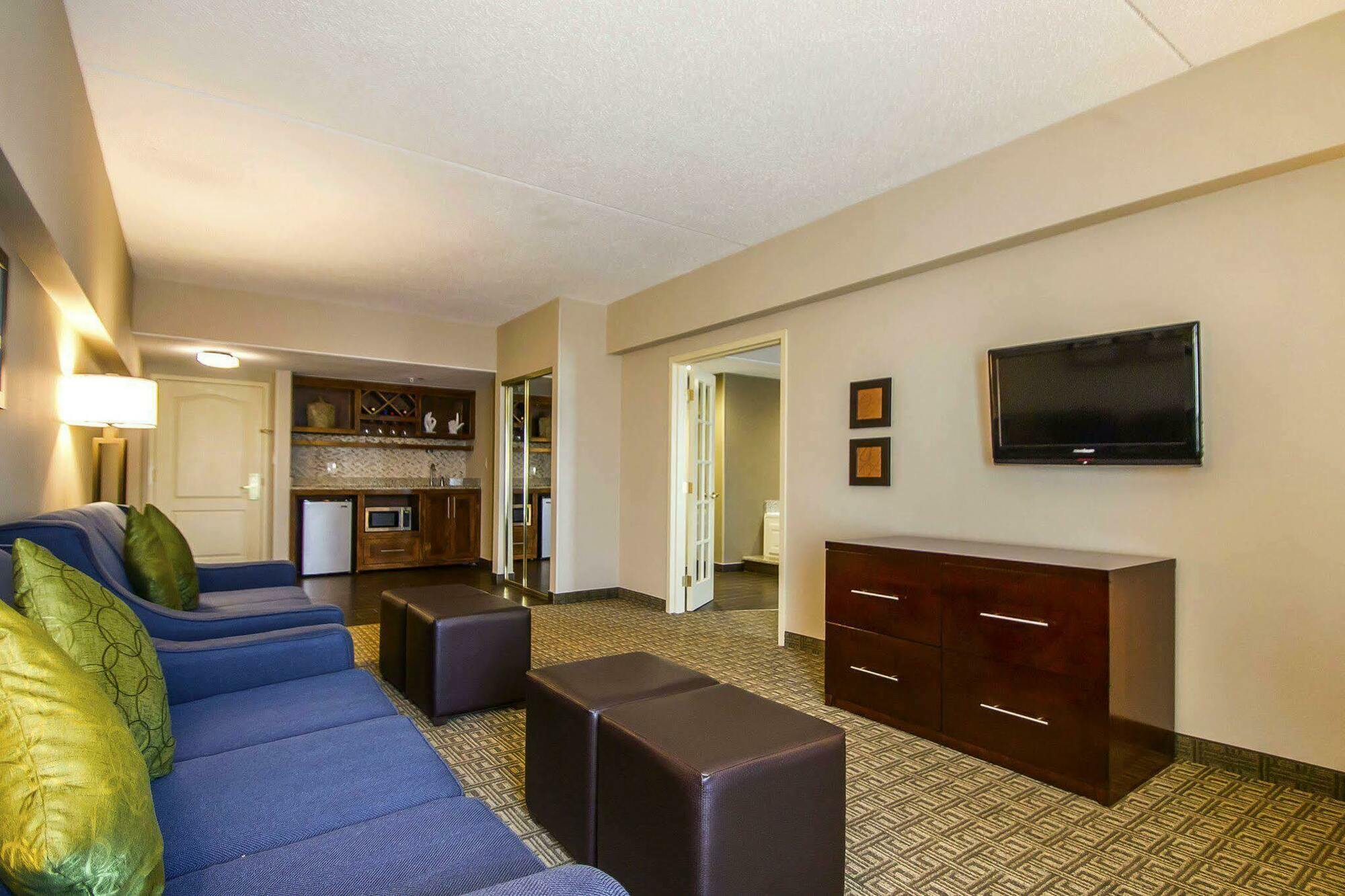 Comfort Suites At Woodbridge Avenel Exterior photo